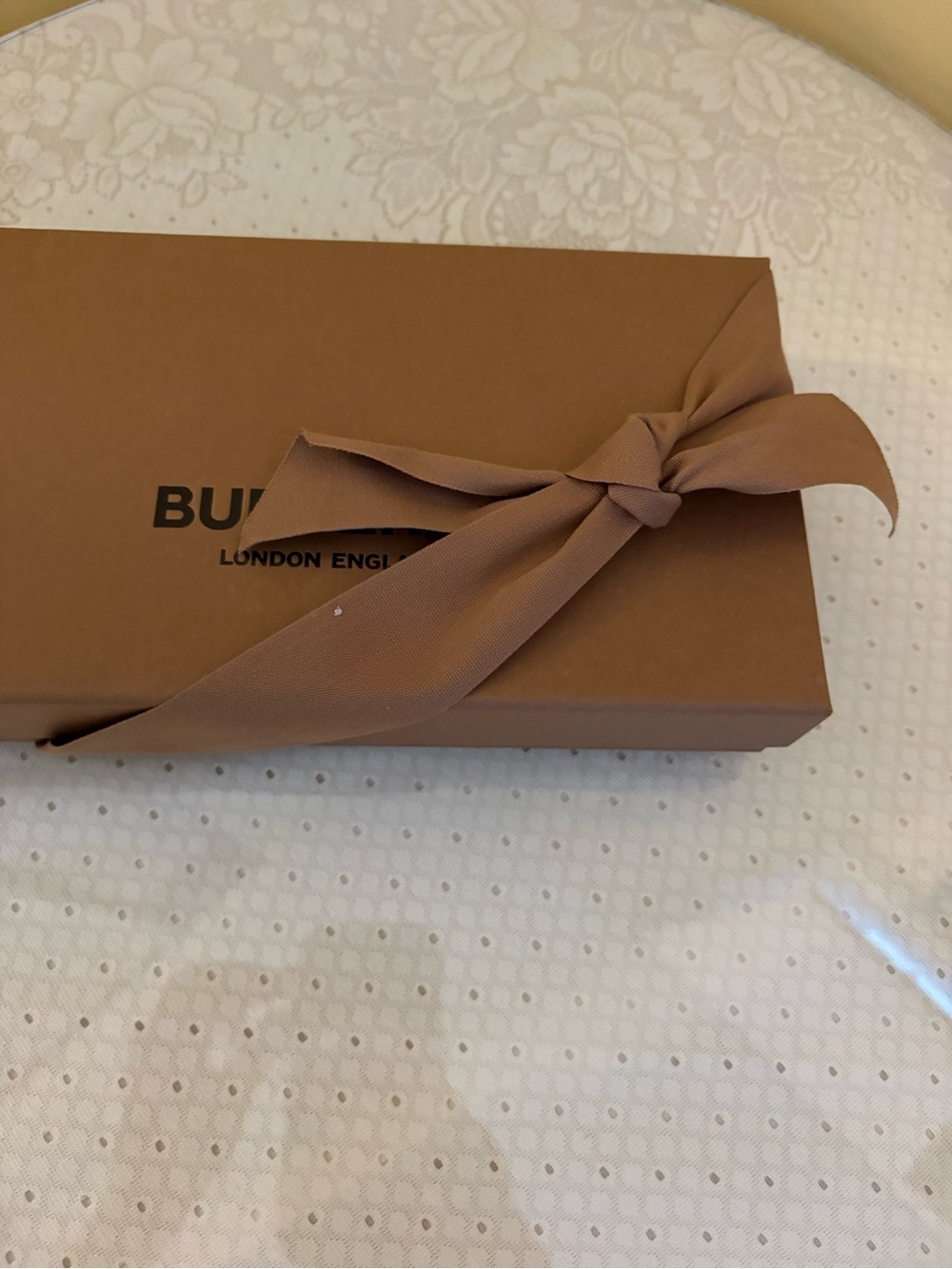 Burberry Gift Box With Ribbon - Picture 3 of 3